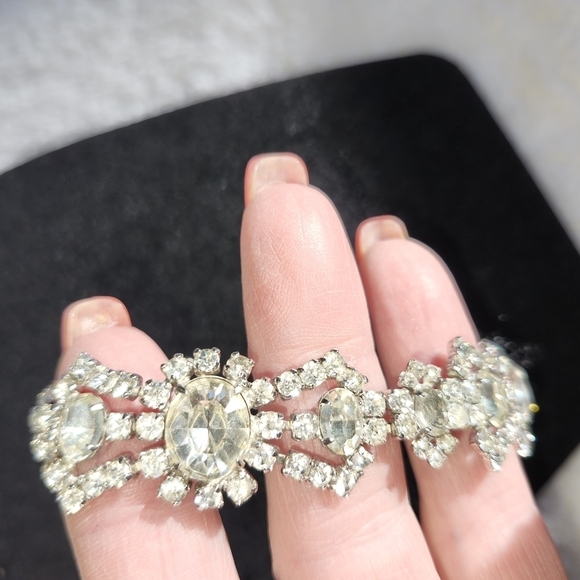 VINTAGE KRAMER SIGNED RHINESTONE Bracelet 7 Inches - Picture 2 of 4